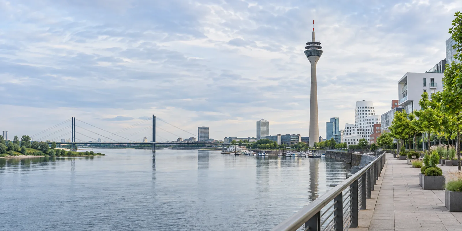 Rheinpromenade und Rheinturm in Düsseldorf